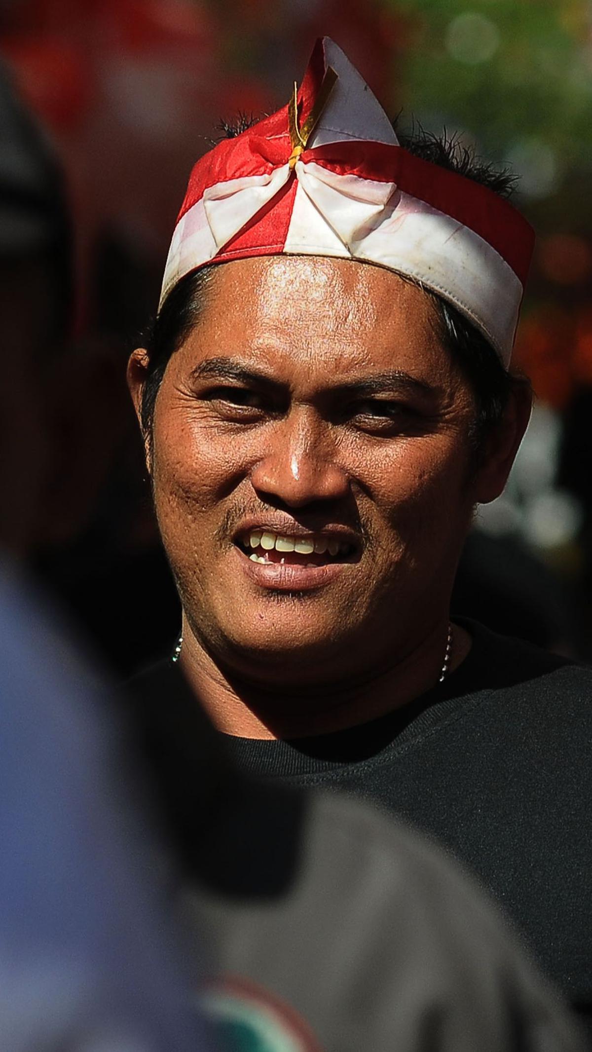 Beberapa warga terlihat memakai aksesoris merah putih di kepalanya.