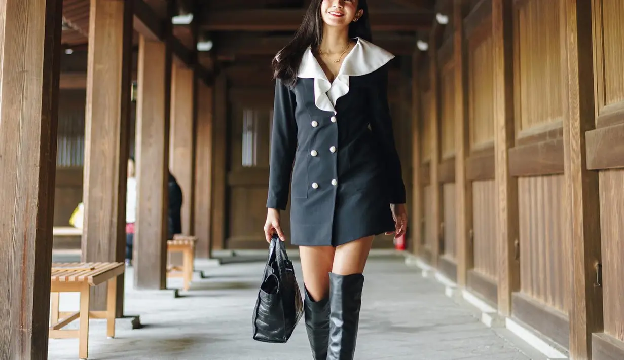 Dalam kesempatan lainnya, ia tampil dengan dress blazer berkerah putih ala school girl (Foto: IG @kiranalarasati)