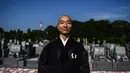 Foto yang diambil pada 16 Juni 2020 ini menunjukkan Yogetsu Akasakadi pemakaman setelah upacara keagamaan di Shimoshizu, prefektur Chiba. Videonya melantunkan teks ajaran Buddha 'Heart Sutra' dengan iringan beatbox dan musik remix ditonton hampir satu juta kali di YouTube. (CHARLY TRIBALLEAU/AFP)