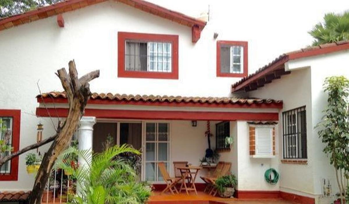 7. Rumah Jadul Minimalis dengan Warna Cerah