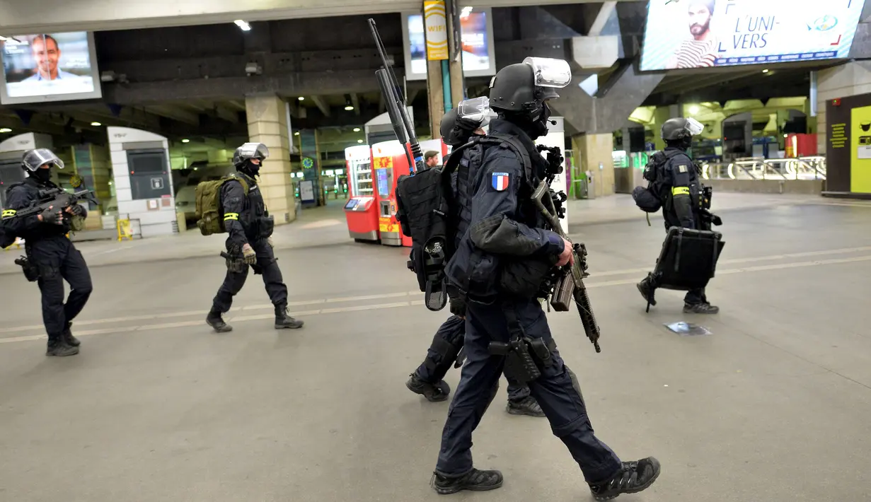 Pasukan National Gendarmerie Intervention Group (GIGN) saat melakukan latihan serangan teroris di la Gare Montparnasse, Paris (20/4). Dalam latihan tersebut Menteri Dalam Negeri Prancis Bernard Cazeneuve ikut ambil bagian. REUTERS/MIGUEL MEDINA)
