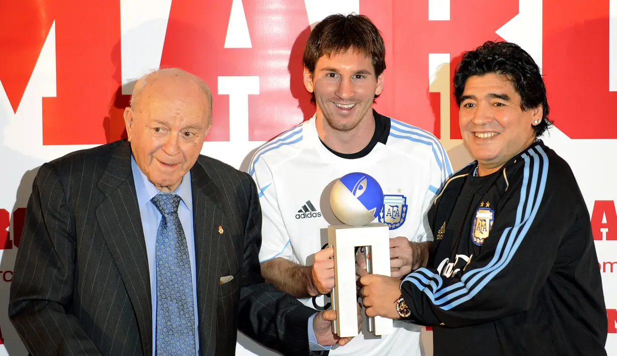 (11/11/2009) - Pelatih Argentina, Diego Maradona (kanan) berfoto bersama Lionel Messi dan legenda sepakbola Argentina dan Real Madrid, Alfredo Di Stefano dalam acara penyerahan penghargaan pemain terbaik musim 2008/2009 versi Marca di Madrid. (AFP/Javier Soriano)