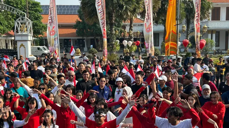 Erick Thohir (Ketua Umum PSSI), Ratu Tisha (Waketum PSSI), dan Eric Cahyadi (Walikota Surabaya) Turut Menyemarakkan Trophy Experience FIFA U-17 WORLD CUP INDONESIA 2023™ bersama Flash Mob di Taman Apsari, Surabaya.