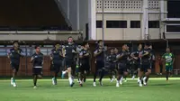 Skuad Persebaya Surabaya sedang berlatih. (Aditya Wany/Bola.com)