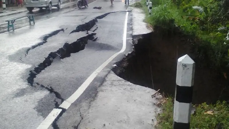 Jalur Utama Ponorogo - Trenggalek Ambles Sedalam 10 Meter