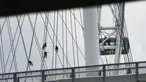 Sejumlah pekerja melakukan tugas pemeliharaan dan pembersihan di Singapore Flyer, Singapura, 1 September 2020. (Xinhua/Then Chih Wey)