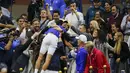 Novak Djokovic disambut keluarganya sesaat setelah mengalahkan Roger Federer pada partai final AS Terbuka 2015 di lapangan Stadion Arthur Ashe, Senin (14/8/2015) pagi WIB. (Reuters/Eduardo Munoz)