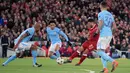 Pemain Liverpool Alex Oxlade-Chamberlain melakukan tembakan yang menciptakan gol kedua untuk timnnya saat melawan Manchester City dalam pertandingan Liga Champions di Anfield, Liverpool (4/4). (Peter Byrne/PA via AP)