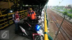 Juru parkir menata kendaraan roda dua di Taman Parkir Abu Bakar Ali, Yogyakarta, Rabu (6/4).Taman parkir pengganti Malioboro kini menjadi kantong parkir utama bagi pengunjung yang ingin ke Malioboro. (Liputan6.com/Boy Harjanto)
