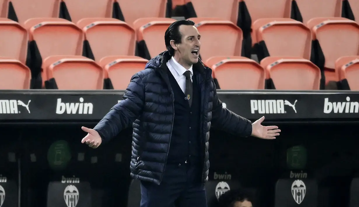 Pelatih Villareal, Unai Emery menginstruksikan pemainnya saat bertanding melawan Valencia pada pertandingan lanjutan La Liga Spanyol di stadion Mestalla di Valencia (6/3/2021). Valencia menang atas Villareal 2-1 berkat dua gol di penghujung laga. (AFP/Jose Jordan)
