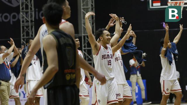 Foto: Comeback di Kuarter keempat, Pelita Jaya Pecundangi West Bandits Solo untuk Sapu Bersih Kemenangan di 4 Laga Awal IBL 2022
