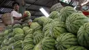 Pekerja mengangkut buah segar di Pasar Induk Kramat Jati, Jakarta, Selasa (9/6/2015). Jelang Ramadan, permintaan buah segar dari Dalam Kota meningkat hingga 100 persen. Buah Blewah dijual  Rp6.000/kg dan Semangka  Rp7.000/kg. (Liputan6.com/Helmi Afandi)