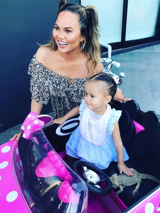 Tak hanya itu, mereka pun belum membagikan detail apapun mengenai anak mereka. (Instagram/ChrissyTeigen)