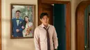 Pemirsa dapat melihat sekilas kehidupan pernikahan Jung Yeol dan Na Ra yang sulit saat mereka saling memandang dari kejauhan dengan latar belakang foto pernikahan mereka yang sebagian dirobek. (Foto: Mindmark via Soompi)