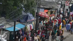 Pedagang kaki lima berjualan di sepanjang trotoar kawasan Tanah Abang, Jakarta. Rabu (4/1). Meskipun baru ditertibkan pada pagi hari, namun kurangnya pengawasan menyebabkan PKL kembali berjualan di trotoar tersebut. (Liputan6.com/Immanuel Antonius)