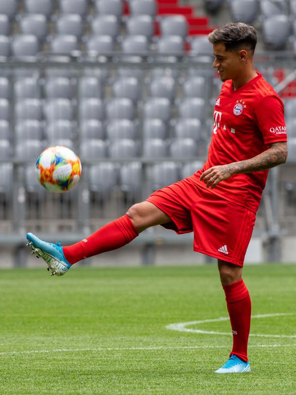 Pemain baru Bayern Munchen Philippe Coutinho memainkan bola saat presentasi di Munich, Jerman, Senin (19/8/2019). Bayern Munchen mempunyai opsi membeli Coutinho dari barcelona di akhir musim. (Peter Kneffel/dpa via AP)