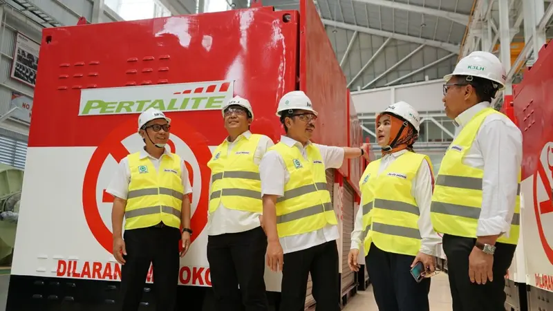 Anggota Tim Percepatan Pembangunan Kilang Minyak  PT Pertamina (Persero).