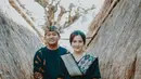Bahkan di salah satu sesi couple photoshoot, Bella Bonita dan Denny Caknan terlihat mengenakan kain adat. Bella Bonita tampil cantik natural dengan riasan wajah minimalis yang tak berlebihan. [Foto: Instagram/denny_caknan]