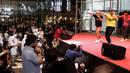 Petarung One Championship, Priscilla Hertati Lumban Gaol, saat acara meets and greet ONE Championship dan Timnas Indonesia di Gandaria City Mall, Jakarta, Sabtu (25/1). ONE Championship dan PSSI bersinergi untuk pengembangan atlet di Tanah Air. (Bola.com/Yoppy Renato)