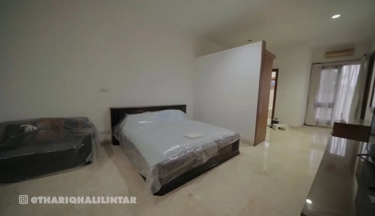 Terdapat beberapa kamar, ini adalah kamar utama Thariq yang luas dengan setengah sekat untuk menuju kamar mandi, (YouTube Thariq Halilintar)