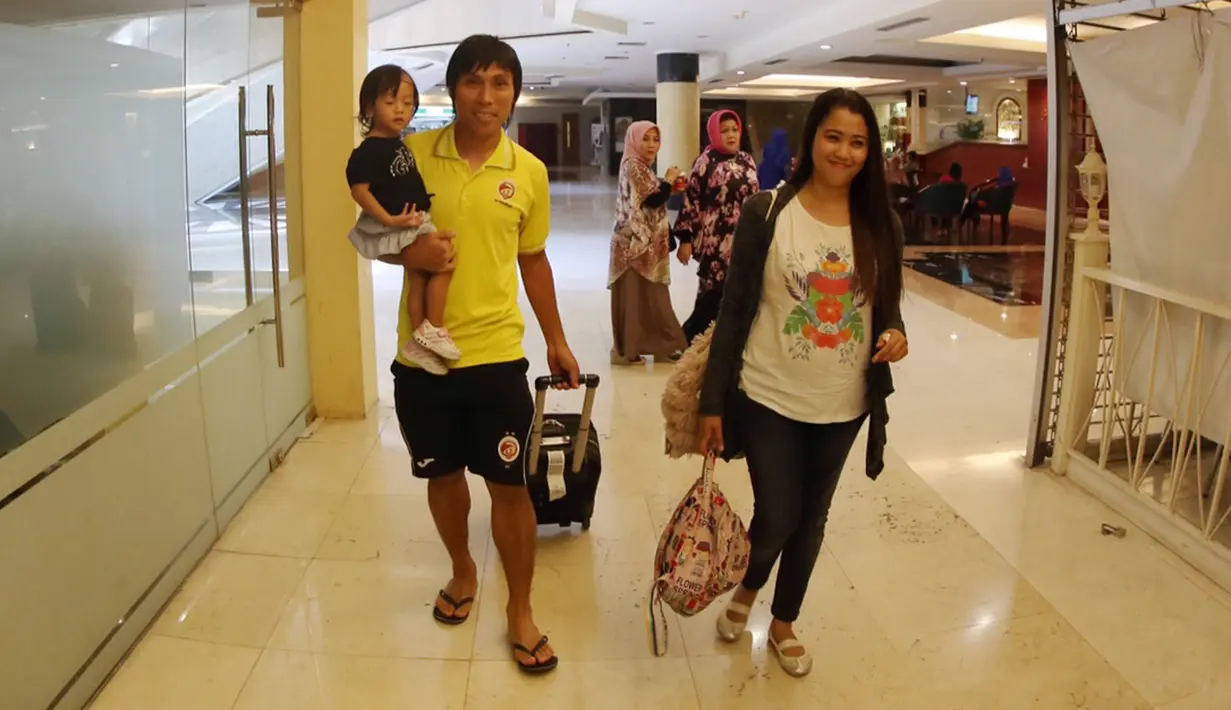 Pemain Sriwijaya FC, Asri Akbar, bersantai bersama keluarganya di Hotel Bidakara Jakarta jelang Final Piala Presiden 2015 melawan Persib, Minggu (18/10/2015). (Bola.com/Nicklas Hanoatubun)