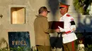 Presiden Kuba, Raul Castro (kiri) menerima kotak kayu berisi abu mantan Presiden Kuba, Fidel Castro saat akan dimakamkan di peristirahatan terakhir di Santa Ifigenia Cemetery, di Santiago, Kuba (4/12). (REUTERS/ACN/Marcelino Vazquez)