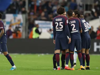 Pemain Paris Saint-Germain, Neymar berjalan di lapangan usai mendapat kartu merah ketika menghadapi Olympique Marseille pada Liga Prancis (Ligue 1) di Stadion Velodrome, Minggu (22/10). PSG ditahan Olympique Marseille 2-2 . (Valery HACHE/AFP)