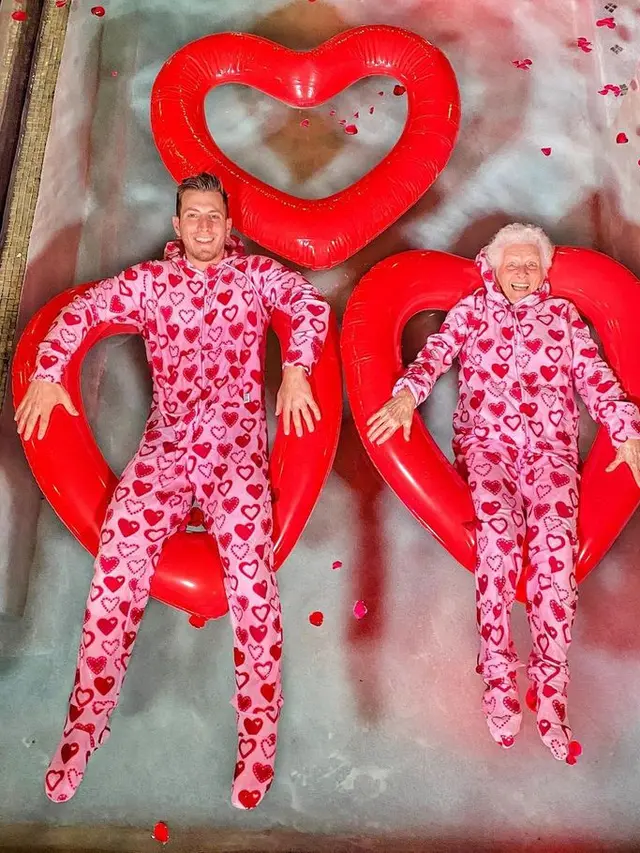 7 Potret Kekompakkan Cucu dan Sang Nenek ini Bikin Gemas