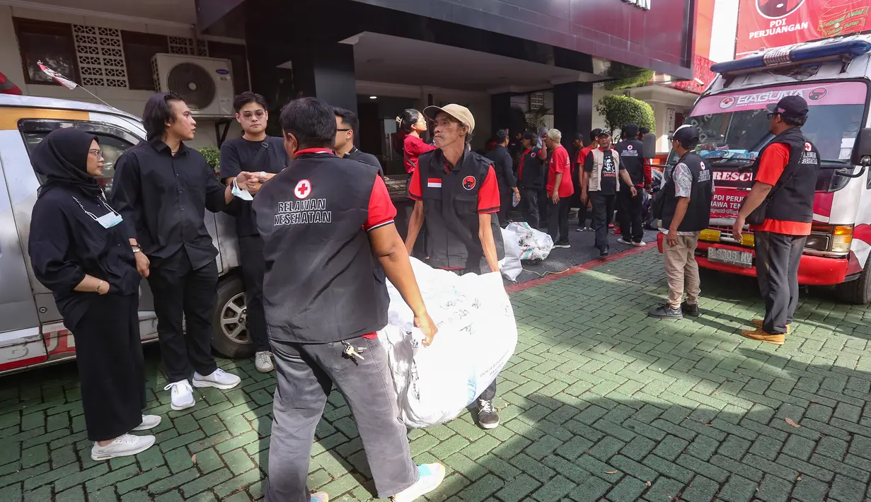 Sebagai informasi, PDIP juga mengerahkan Kapal Laksamana Malahayati serta motor trail untuk menjangkau titik bencana yang sulit diakses kendaraan roda empat. Tampak dalam foto, relawan Partai Demokrasi Indonesia Perjuangan (PDIP) mengangkut bantuan untuk korban terdampak bencana Sumatera di halaman Sekolah Partai PDIP, Lenteng Agung, Jakarta Selatan, Senin (29/12/2025). (merdeka.com/Arie Basuki)
