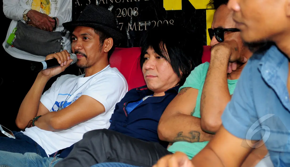 Personel Slank, Ridho (kiri), Abdee (kedua kiri) dan Kaka memberi keterangan pers di Gang Potlot, Jakarta, Minggu (22/3). Slank mengklarifikasi bahwa Abdee Negara sedang cuti karena sakit gagal ginjal yang diderita Abdee. (Liputan6.com/Yoppy Renato)