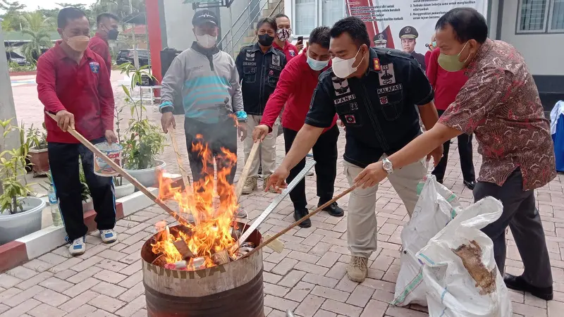 Pemunsnahan barang berbahaya dari seluruh lapas yang ada di Provinsi Gorontalo (Arfandi/Liputan6.com)