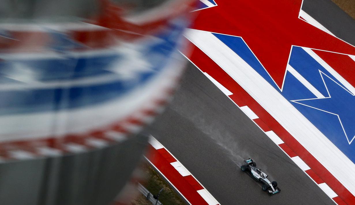Pebalap Mercedes GP, Lewis Hamilton saat beraksi dalam F1 GP AS di Sirkuit The Americas, Austin, AS, Senin (26/10/2015) dini hari WIB. (Reuters/Mike Stone)