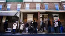 Antrean warga kota di sepanjang blok untuk menerima alat tes cepat COVID-19 di rumah secara gratis di Philadelphia, Senin (20/12/2021). Philadelphia membagikan tes COVID cepat yang bisa dipakai di rumah secara gratis hingga Natal mendatang. (AP Photo/Matt Rourke)