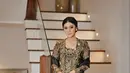 Naysilla Mirdad memakai kebaya kutubaru hitam bordir emas dengan kain Tapis Lampung [@naymirdad]