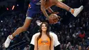 Bintang Phoenix Suns, Derrick Jones Jr. melompat melewati maskot dan cheerleader pada kontes slam dunk NBA All-Star Saturday Night di New Orleans, (18/2/2017). (AP/Gerald Herbert)