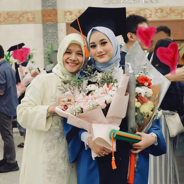 Kini Sudah Jadi Ibu, Ini 6 Potret Kebersamaan Dinda Hauw dan Sang Ibunda