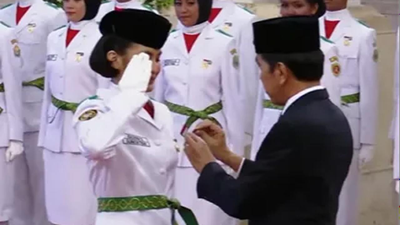Kachina seketika memberikan hormat kemudian memasang kembali pin tersebut ke dada kirinya.