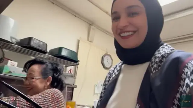 6 Potret Shireen Sungkar Bantu Ibunda Jualan Pisang Goreng di Belanda