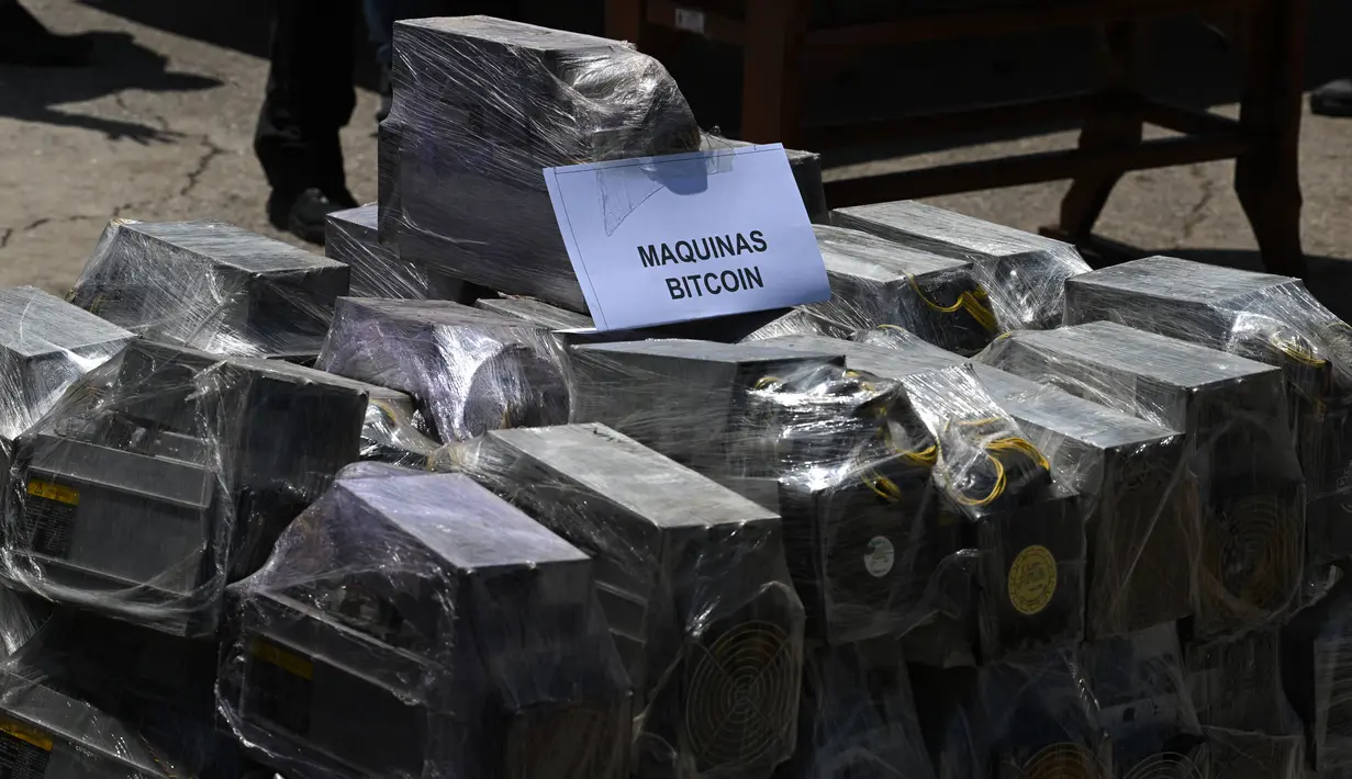 Mesin penambang Bitcoin dan peluncur roket termasuk di antara barang selundupan menakjubkan yang ditemukan di penjara Venezuela yang direbut kembali dari sebuah geng yang mengubahnya menjadi taman bermain yang dilengkapi dengan kolam renang, klub malam, dan kebun binatang. (YURI CORTEZ / AFP)