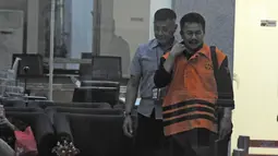 Bupati Jombang Nyono Suharli Wihandoko berjalan usai menjalani pemeriksaan di Gedung KPK, Jakarta, Rabu (7/2). KPK menduga uang suap untuk Nyono berasal dari kutipan jasa pelayanan kesehatan dari puskesmas di Jombang. (Liputan6.com/Herman Zakharia)