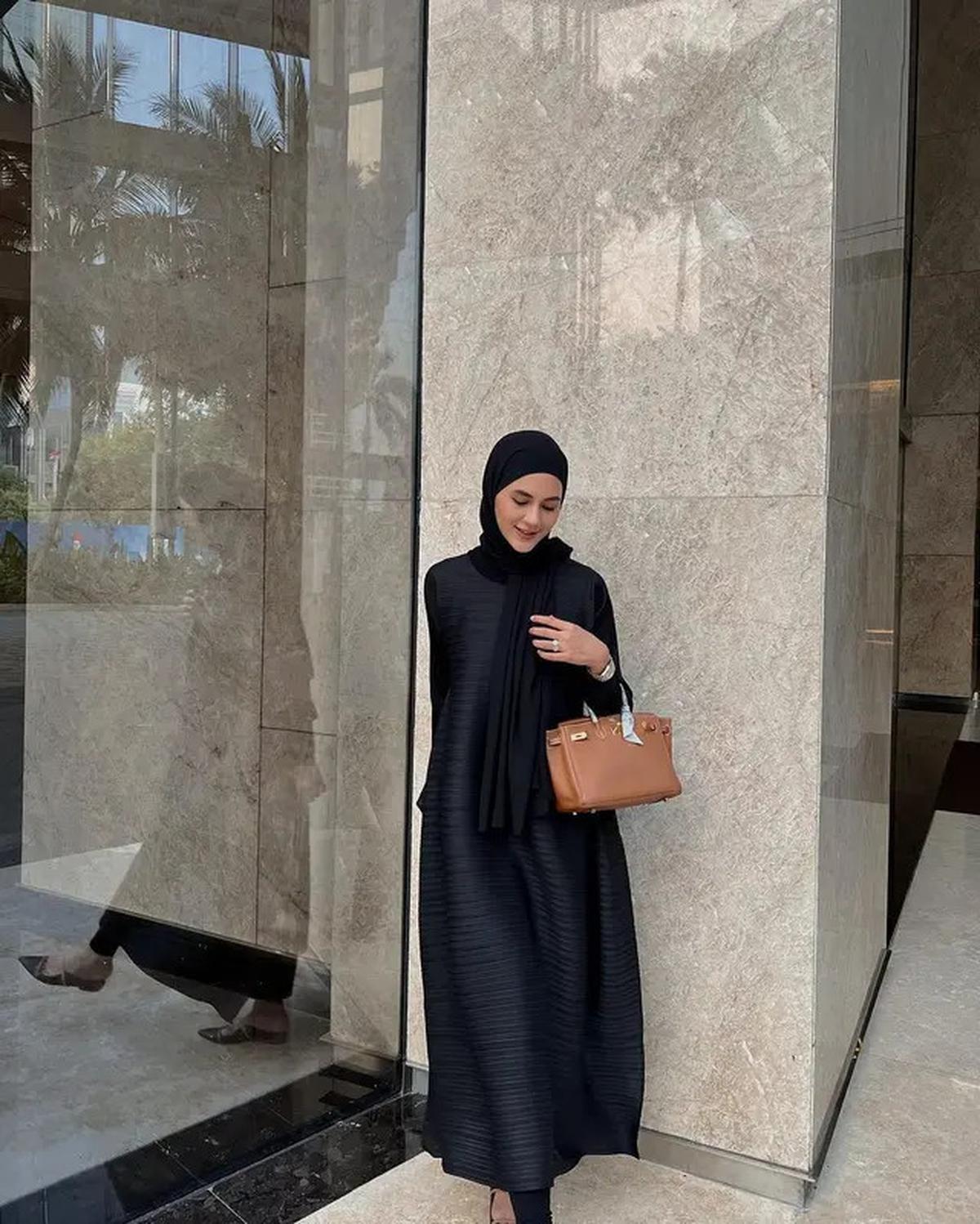 7 Gaya Hijab Pashmina ala Paula Verhoeven, Tonjolkan Aura Model