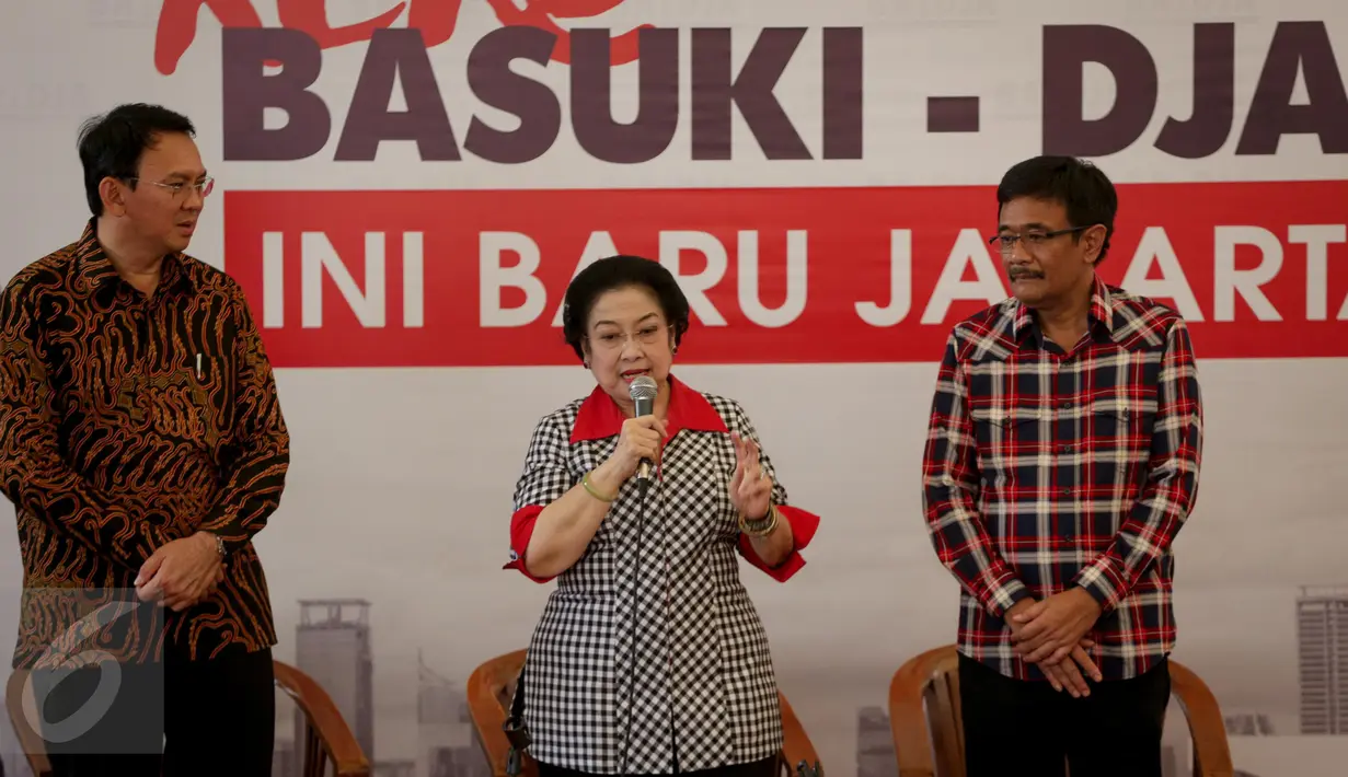Ketua Umum PDI Perjuangan Megawati Soekarnoputri (tengah) bersama Cagub-Cawagub DKI Jakarta, Ahok-Djarot menyapa para relawan di Rumah Lembang, Jakarta, Rabu (15/3). (Liputan6.com/Faizal Fanani)