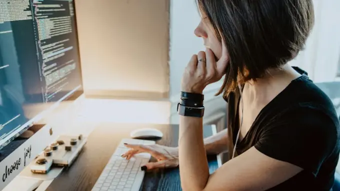 Ilustrasi Model Rambut/Photo by  Kelly Sikkema on Unsplash