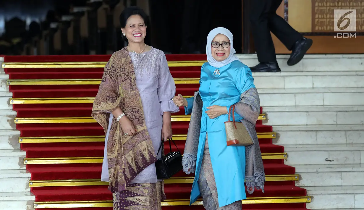 Ibu Negara Iriana Joko Widodo bersama Ibu Mufidah Jusuf Kalla menghadiri pelantikan anggota DPR RI di Kompleks Parlemen, Senayan, Jakarta, Selasa (1/10/2019). Sebanyak 575 anggota DPR terpilih dan 136 orang anggota DPD terpilih diambil sumpahnya pada pelantikan tersebut. (Liputan6.com/Johan Tallo)