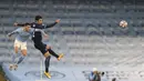 Gelandang Manchester City, Phil Foden berebut bola dengan bek Marseille, Hiroki Sakai pada pertandingan lanjutan Grup C Liga Champions di stadion Etihad di Manchester di London, Kamis (10/12/2020). Hasil ini membuat City lolos ke babak 16 besar bersama Porto. (AP Photo/Jon Super)