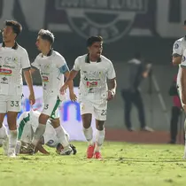 Selebrasi para pemain PSS Sleman setelah Riki Saputro (bersujud) mencetak gol ketiga ke gawang Persita Tangerang pada laga pekan ke-9 BRI Liga 1 2023/2024 di Stadion Indomilk Arena, Tangerang, Jumat (18/8/2023). (Bola.com/Abdul Aziz)