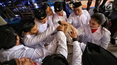 Artis peran Marsha Aruan melakukan persiapan jelang pengibaran bendera di dalam akuarium Seaworld Ancol, Jakarta, Jumat (17/8). Marsha terpilih sebagai salah satu pengibar bendera di akuarium Seaworld memperingati HUT ke-73 RI (Liputan6.com/Faizal Fanani)