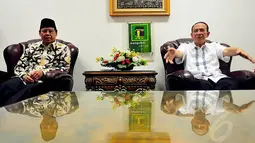 Djan Faridz tampak mendengarkan arahan dari mantan Ketua Umum PPP,   Suryadharma Ali sebelum menempati kantor baru (Liputan6.com/Johan Tallo)