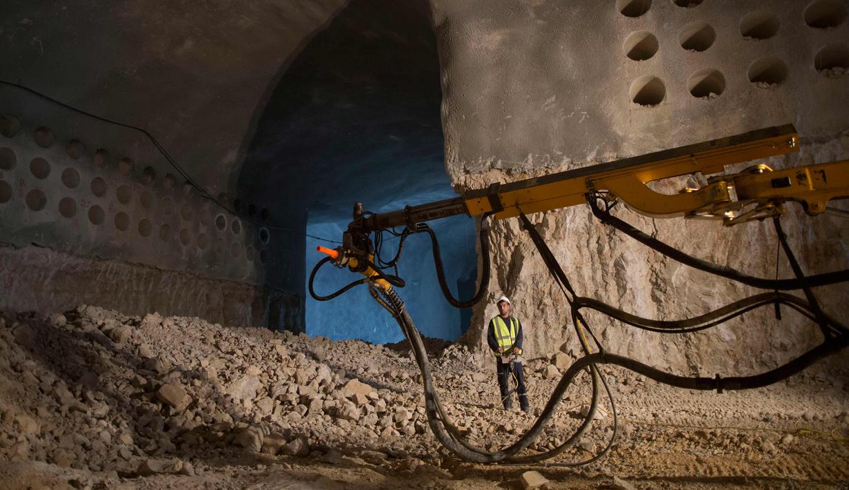 Pekerja mengunakan alat berat menyelesaikan pemakaman bawah tanah di Yerusalem, Israel (14/11).   Proyek pembangunan yang didanai oleh Chevra Kadisha diperkirakan menghabisi dana 50 juta dollar US. (AP Photo / Oded Balilty)