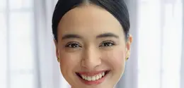 Tak tampil berlebihan, aktris sekaligus penyanyi ini justru memancarkan pesona lewat riasan natural yang mempertegas kecantikan alaminya. [@ryan_ogilvy].